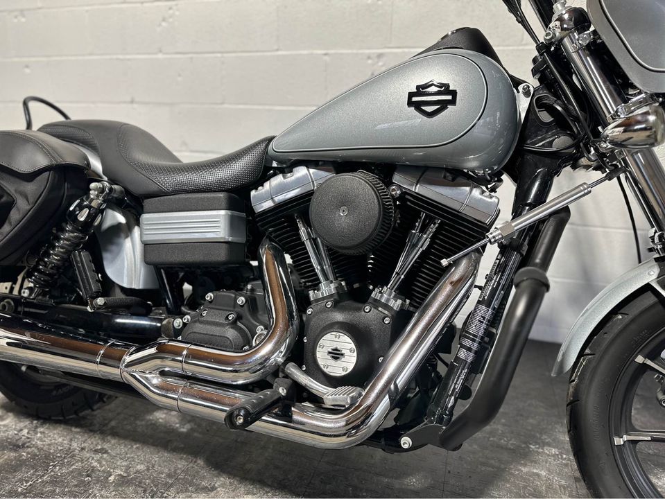 2011 FXDB