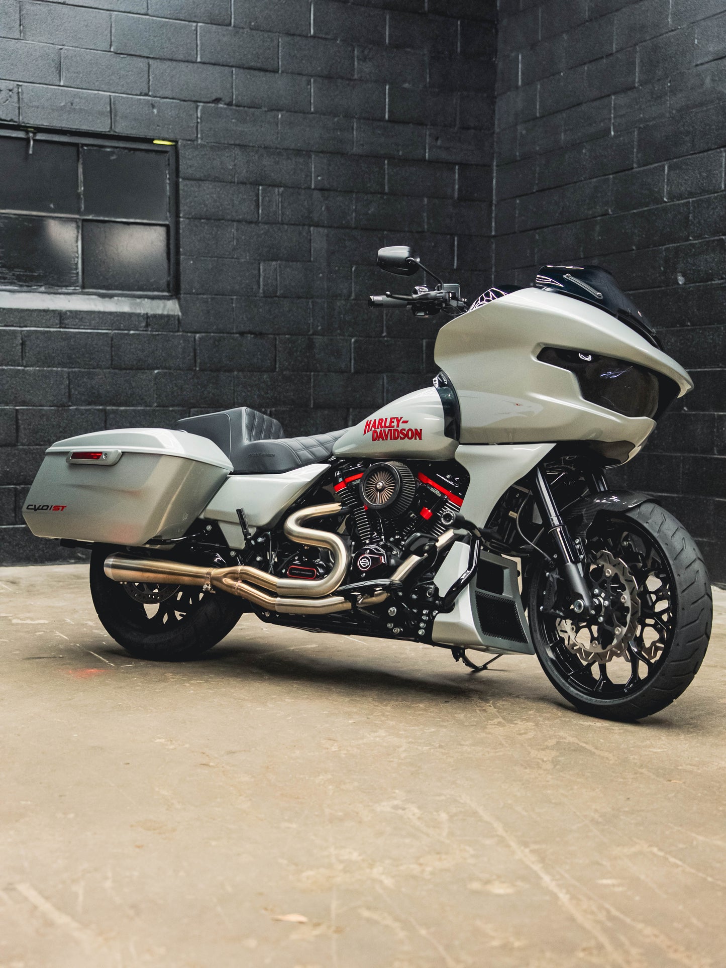 2025 CVO ST 900 MILES! 151HP!