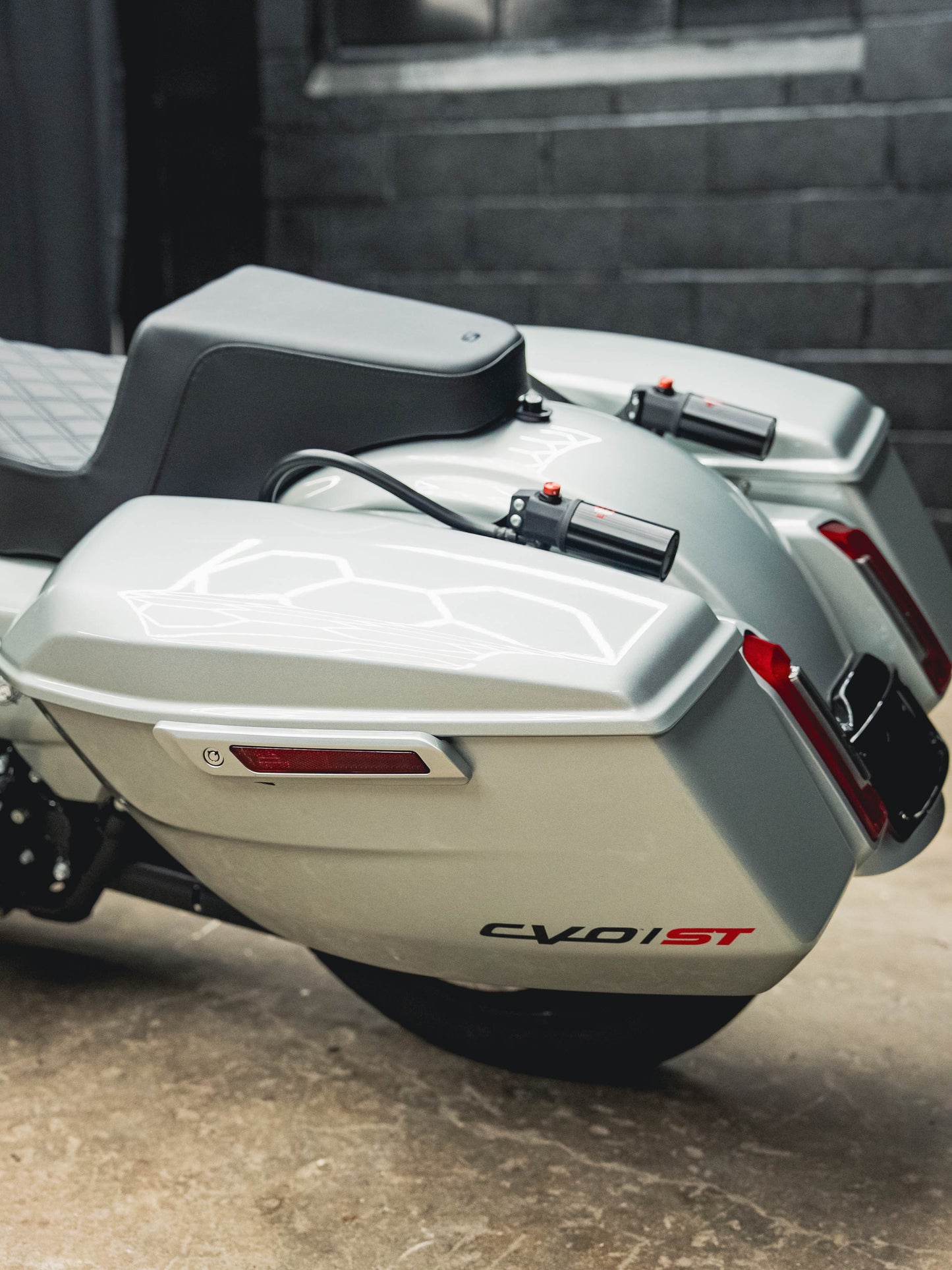 2025 CVO ST 900 MILES! 151HP!